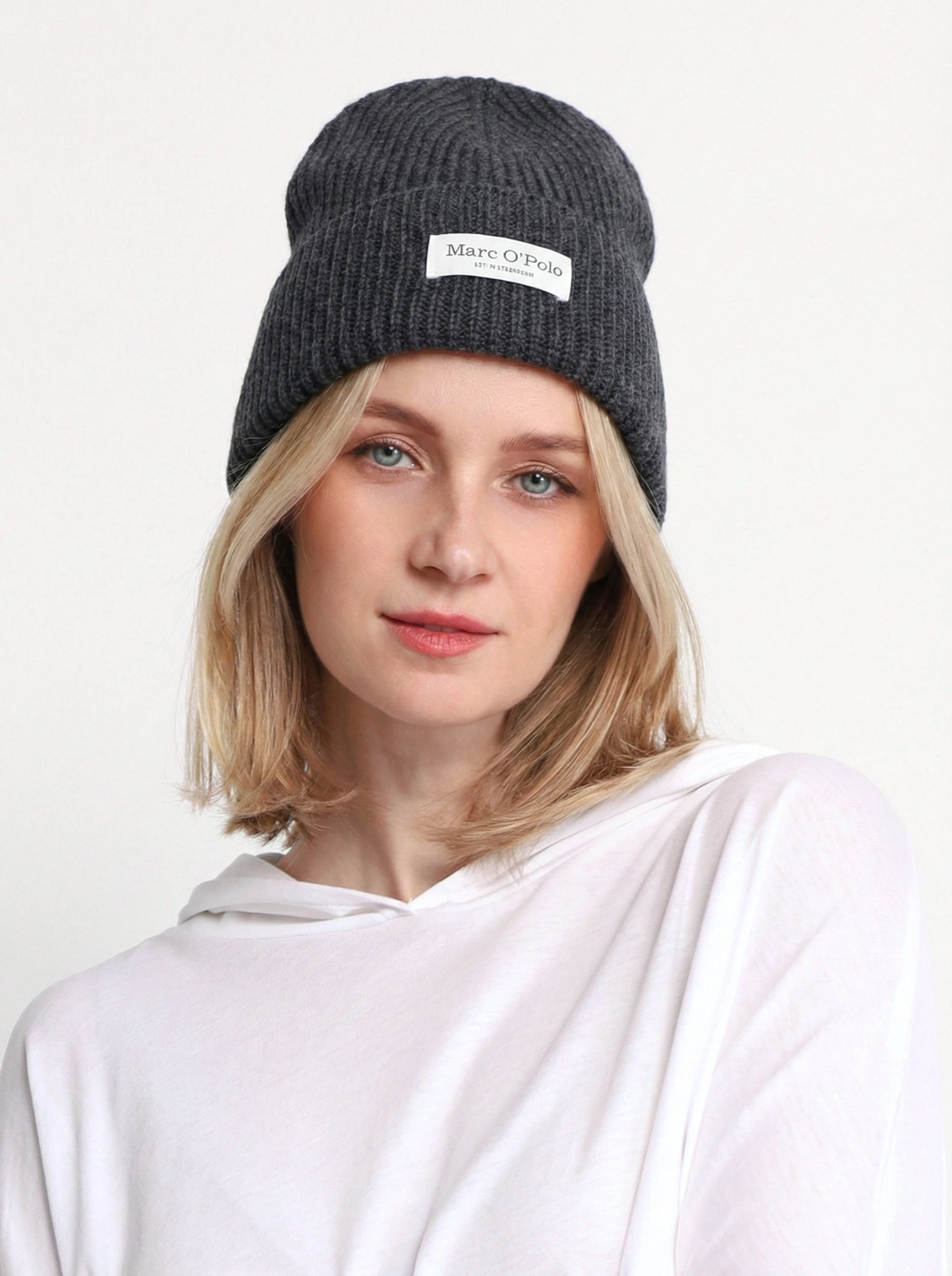 Шапка-бини темно-серого цвета с отворотом из хлопка